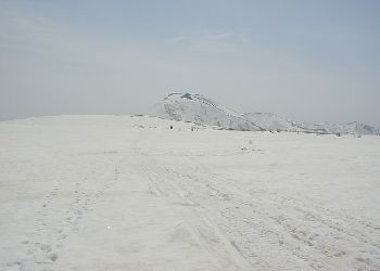 「朝里岳」の奥に広がる大雪原